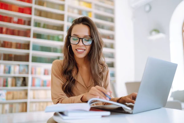 Online Conferentie Training Jonge Student Meisje Werken Met Laptop Leren — Stockfoto