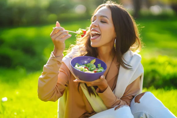 Beautiful Woman Eating Fresh Vegetable Salad Outdoor Sunny Day Healthy — Foto Stock