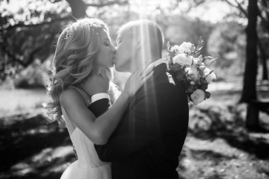 Mutlu evlilik çifti parkta eğleniyor. Düğün günü. Evlilikten. Gençlik, aşk, moda ve yaşam tarzı kavramı.