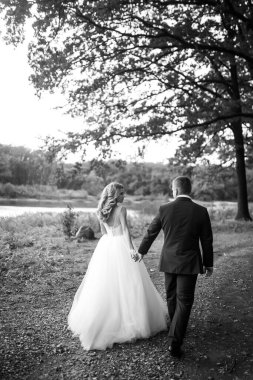 Mutlu evlilik çifti parkta eğleniyor. Düğün günü. Evlilikten. Gençlik, aşk, moda ve yaşam tarzı kavramı.