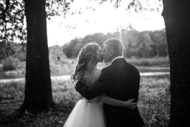 Mutlu evlilik çifti parkta eğleniyor. Düğün günü. Evlilikten. Gençlik, aşk, moda ve yaşam tarzı kavramı.