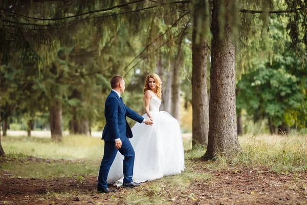 Happy Wedding Couple Enjoy Each Other Park Wedding Day Marriage — 스톡 사진