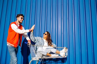 Selfie zamanı. Genç arkadaşlar cep telefonlarıyla fotoğraf çekiyorlar. Akıllı telefon kamerasıyla. Alışveriş zamanı. Blog yazıyorum. Alışveriş, müşteri, satış konsepti.