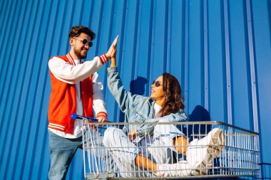 Selfie zamanı. Genç arkadaşlar cep telefonlarıyla fotoğraf çekiyorlar. Akıllı telefon kamerasıyla. Alışveriş zamanı. Blog yazıyorum. Alışveriş, müşteri, satış konsepti.