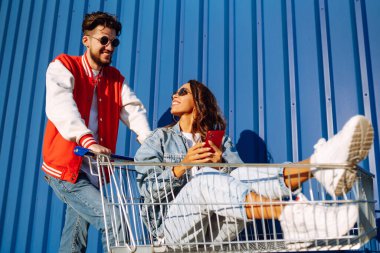 Selfie zamanı. Genç arkadaşlar cep telefonlarıyla fotoğraf çekiyorlar. Akıllı telefon kamerasıyla. Alışveriş zamanı. Blog yazıyorum. Alışveriş, müşteri, satış konsepti.