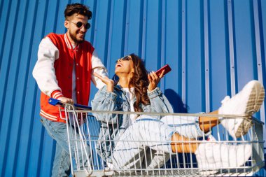 Selfie zamanı. Genç arkadaşlar cep telefonlarıyla fotoğraf çekiyorlar. Akıllı telefon kamerasıyla. Alışveriş zamanı. Blog yazıyorum. Alışveriş, müşteri, satış konsepti.