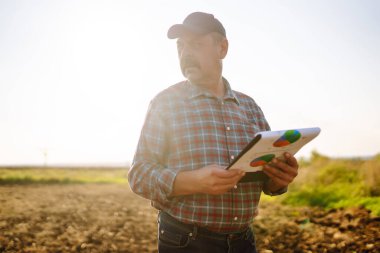 Çiftçi ekmeden önce toprak kalitesini kontrol ediyor. Tarım, bahçıvanlık veya ekoloji kavramı.