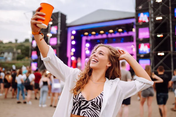 Šťastná Žena Pivem Hudebním Festivalu Beach Party Letní Dovolená — Stock fotografie