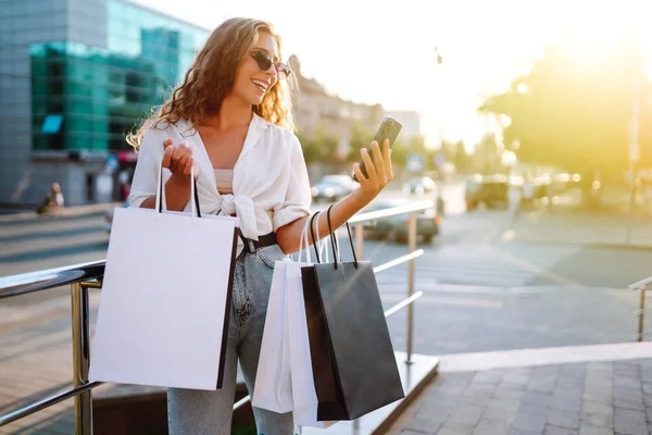 Jonge Vrouw Met Boodschappentassen Die Straat Loopt Consumentisme Verkoop Aankopen — Stockfoto