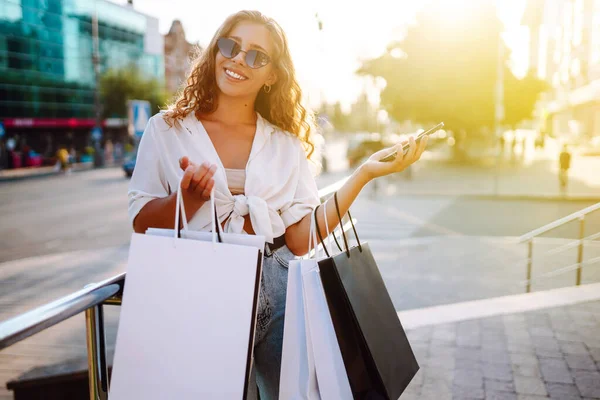 Jonge Vrouw Met Boodschappentassen Die Straat Loopt Consumentisme Verkoop Aankopen — Stockfoto