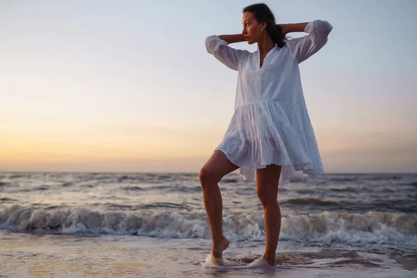 Beautiful Woman Walking Seashore People Freedom Lifestyle Travel Vacations Concept — Stockfoto