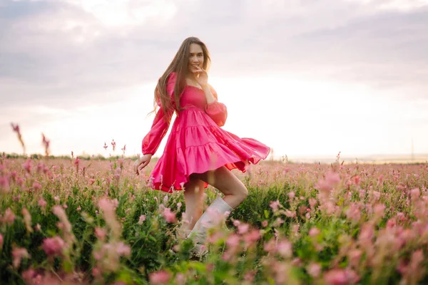 Happy Woman Blooming Field Nature Fashion Vacation Lifestyle — Fotografia de Stock