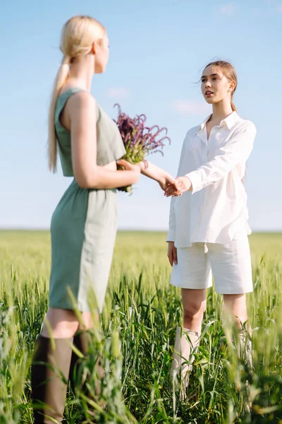 Two Beautiful Posing Woman Green Field Fashion Style Concept — Fotografia de Stock