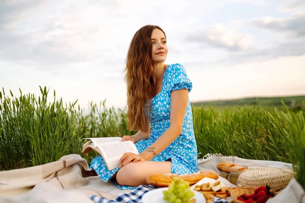 Beautiful Young Woman Having Picnic Park Summer Picnic Nature Healthy — Foto de Stock
