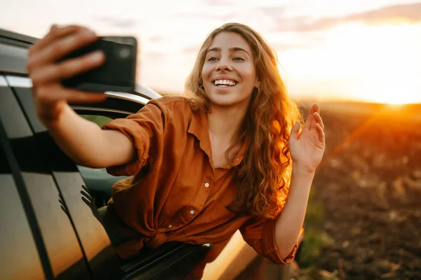 Selfie While Traveling Young Woman Takes Selfie Car Road Trip — Fotografia de Stock