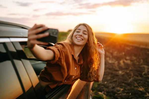 Selfie While Traveling Young Woman Takes Selfie Car Road Trip —  Fotos de Stock