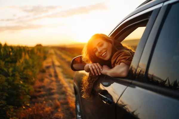 Пригод Молода Жінка Відпочиває Насолоджується Поїздкою Машині Стиль Життя Подорожі — стокове фото