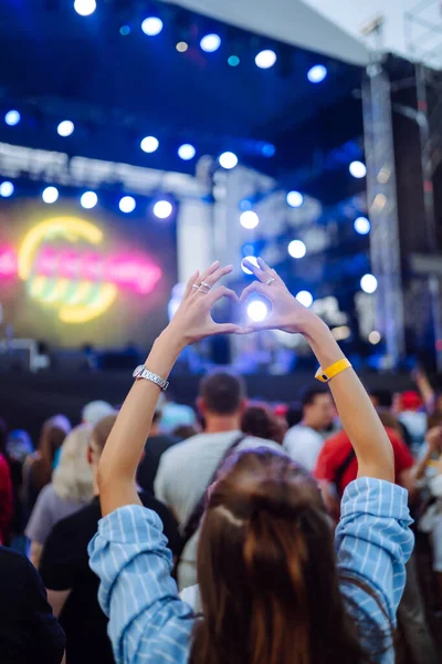 Κλαψιάρης Σηκωμένα Χέρια Στο Μουσικό Φεστιβάλ Καλοκαιρινές Διακοπές Διακοπές Έννοια — Φωτογραφία Αρχείου