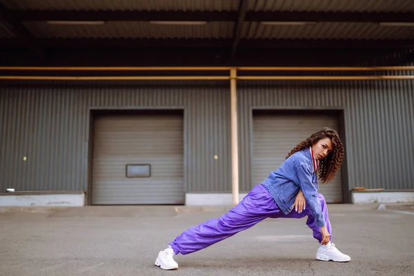 Funky Young Woman Dancing Alone Street Sport Dancing Urban Culture — Fotografia de Stock