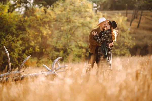Lovely Hipster Couple Resting Nature People Lifestyle Relaxation Vacations Concept — Stock Photo, Image