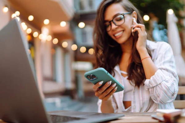 Young Woman Sitting Cafe Laptop Phone Hands She Talking Phone — 스톡 사진