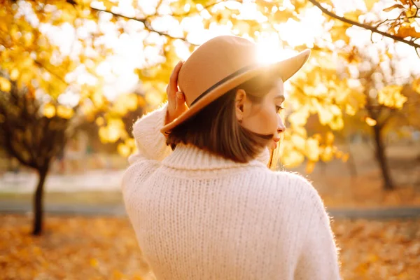 Stijlvolle Vrouw Geniet Van Het Herfstweer Het Park Mode Stijl — Stockfoto