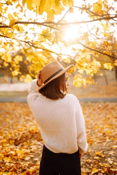Mulher Elegante Desfrutando Clima Outono Parque Moda Conceito Estilo — Fotografia de Stock