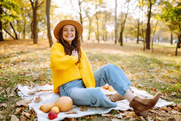 Fall Picnic Pumpkin Stylish Woman Enjoying Autumn Weather Park People — Stok fotoğraf