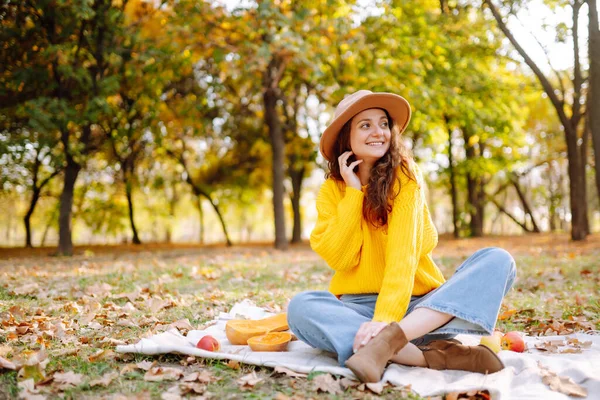 Fall Picnic Pumpkin Stylish Woman Enjoying Autumn Weather Park People — Fotografia de Stock