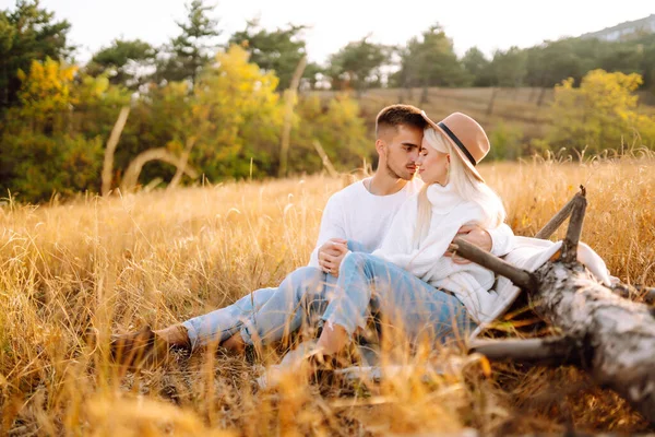 Young Couple Having Fun Walking Hugging Park Autumn Weather Relaxation — 스톡 사진