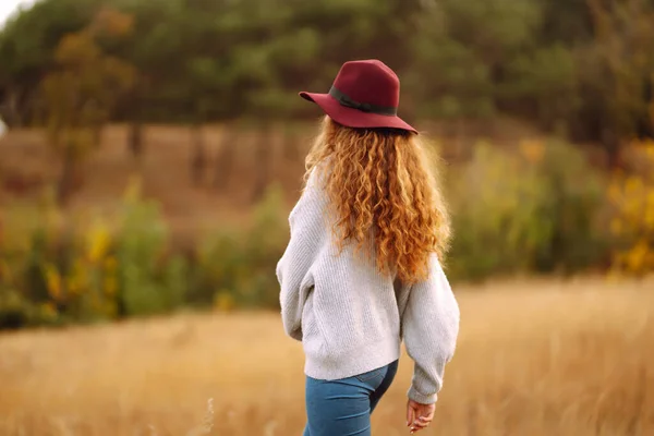 Stylish Woman Hat Enjoying Autumn Weather Park Fashion Style Concept — Stockfoto