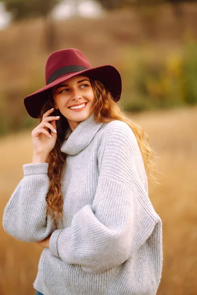 Stylish Woman Hat Enjoying Autumn Weather Park Fashion Style Concept — Stock Photo, Image