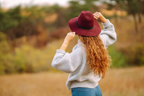 Stylish Woman Hat Enjoying Autumn Weather Park Fashion Style Concept — Stockfoto