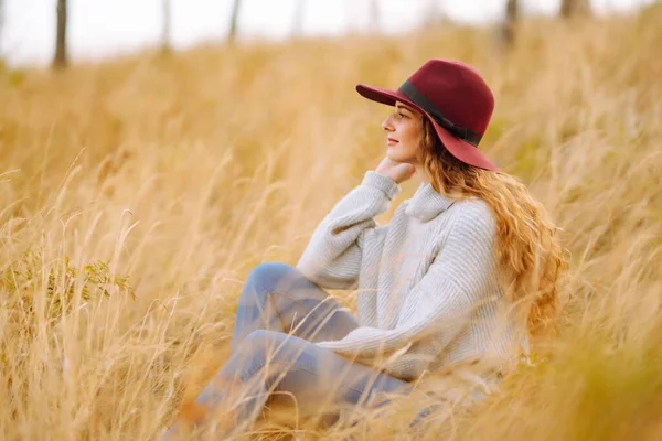 Stylish Woman Hat Enjoying Autumn Weather Park Fashion Style Concept — 스톡 사진