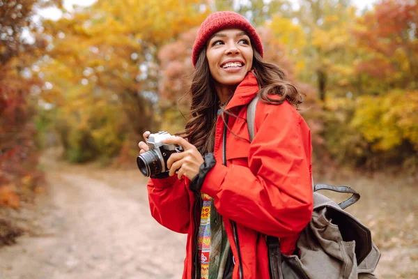 Beautiful Woman Taking Pictures Autumn Forest Smiling Woman Enjoying Autumn — Stock Photo, Image
