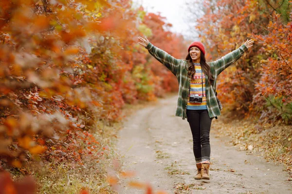 Красивая Женщина Фотографирует Осеннем Лесу Улыбающаяся Женщина Наслаждается Осенней Погодой — стоковое фото
