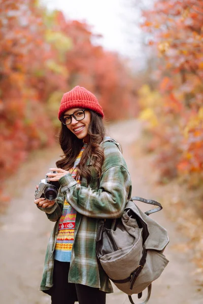 Beautiful Woman Taking Pictures Autumn Forest Smiling Woman Enjoying Autumn — Stock Photo, Image