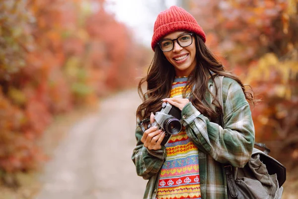 Beautiful Woman Taking Pictures Autumn Forest Smiling Woman Enjoying Autumn — Stock Photo, Image