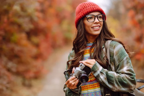 Beautiful Woman Taking Pictures Autumn Forest Smiling Woman Enjoying Autumn — Stock Photo, Image