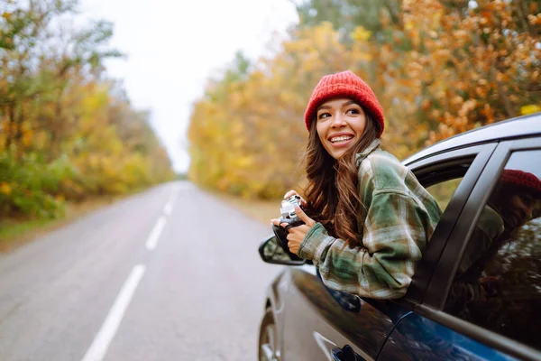 Красива Жінка Фотографує Камеру Вікна Автомобіля Усміхнена Жінка Насолоджується Осінньою — стокове фото