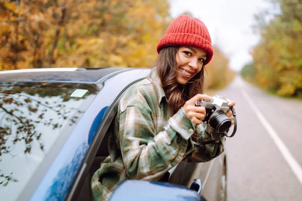 Beautiful Woman Takes Pictures Camerafrom Car Window Smiling Woman Enjoying — Stock Photo, Image