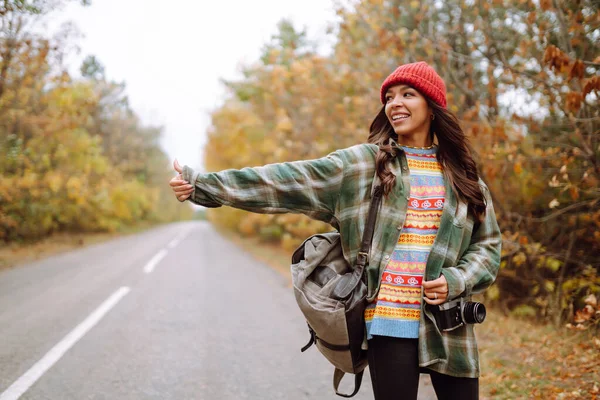 Young Female Hitchhiker Roadside Autumn Forest Fall Season Travel Woman — Stock Photo, Image