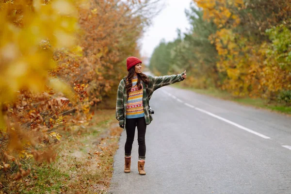 Jonge Vrouwelijke Lifter Langs Weg Midden Het Herfstbos Tijdens Het — Stockfoto