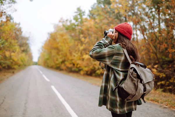 Beautiful Young Woman Photographed Retro Camera Rest Relaxation Travel Lifestyle — Stock Photo, Image