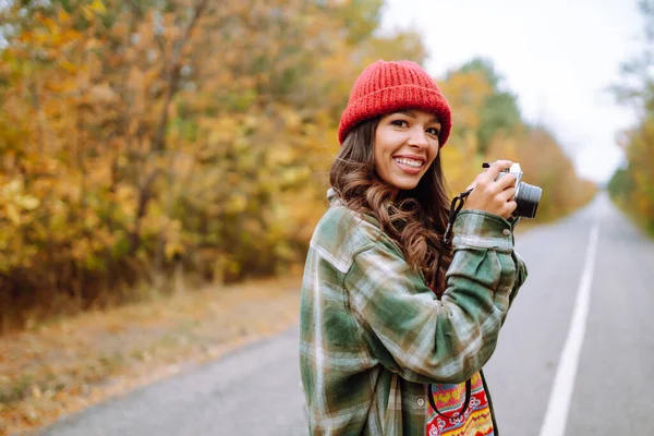 Beautiful Young Woman Photographed Retro Camera Rest Relaxation Travel Lifestyle — Stock Photo, Image