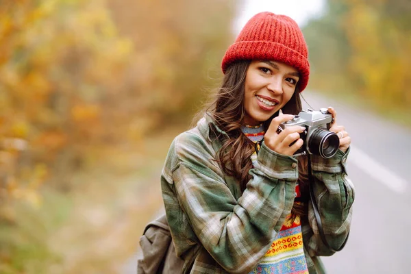 Une Belle Jeune Femme Est Photographiée Avec Appareil Photo Rétro — Photo