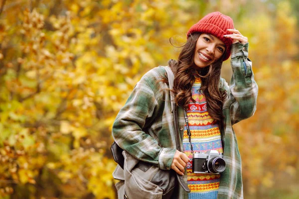 Beautiful Young Woman Photographed Retro Camera Rest Relaxation Travel Lifestyle — Stock Photo, Image