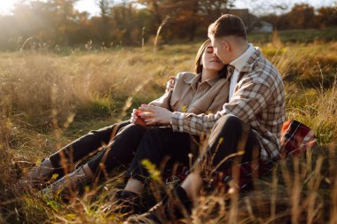 Havalı çift sonbahar havasının tadını çıkarıyor. İnsanlar, yaşam tarzı, rahatlama ve tatil konsepti. Sonbahar Moda, tarz konsepti.