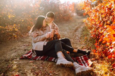 Havalı çift sonbahar havasının tadını çıkarıyor. İnsanlar, yaşam tarzı, rahatlama ve tatil konsepti. Sonbahar Moda, tarz konsepti.