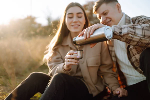 Elegante Pareja Caminando Disfrutando Del Clima Otoñal Gente Estilo Vida — Foto de Stock